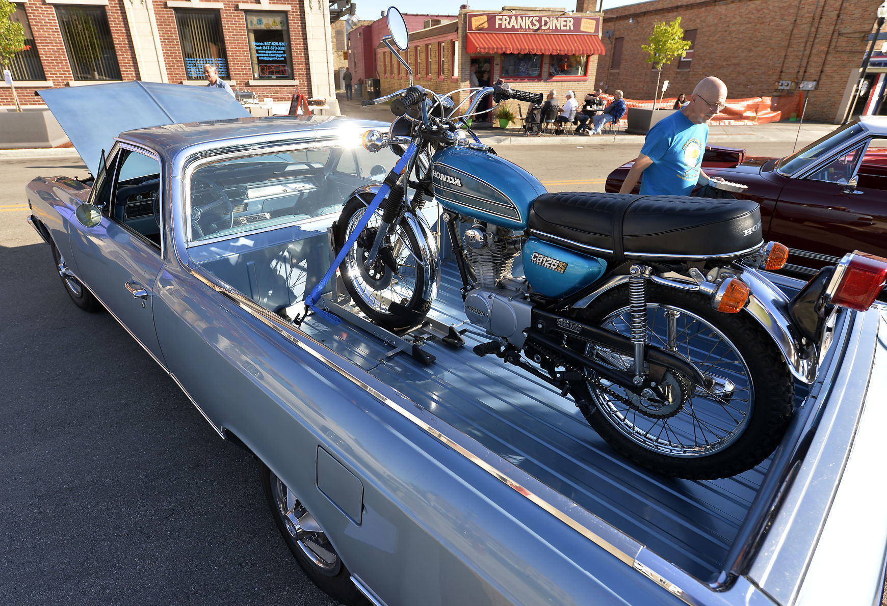 CLASSIC CRUISE IN CAR SHOW